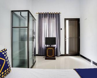 Spot On 91745 Rumah Kost Gresik Syariah - Gresik - Habitación