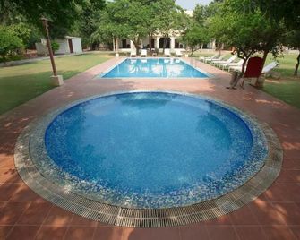 Dhawala Resort By Aamod - Álvaro - Piscina