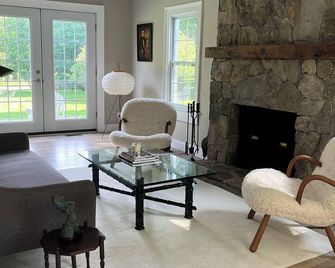 The farmhouse on the Hills - New Milford - Living room