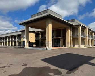 Super 8 by Wyndham Jackson MS Near the Fairgrounds - Jackson - Building