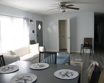 Paradise on Palestine - Chandler - Dining room