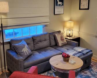 Cozy cottage on the river, minutes from skiing, horse events, and so much more! - Reading - Sala de estar