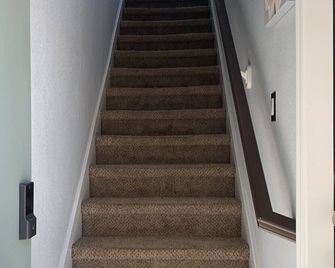 Comfy & Cozy Studio in nice & quiet area in Tracy . - Tracy - Stairs