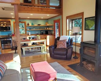 Spectacular pet friendly remote cabin in Cashiers, NC. AWD/4WD needed. - Cashiers - Living room