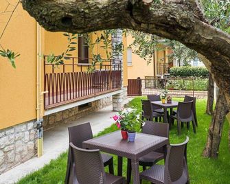 Ortaglia A1 - Torri Del Benaco - Patio