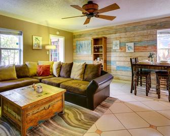 Fire Pit and Grill at Pet-Friendly Port Isabel Home! - Port Isabel - Sala de estar