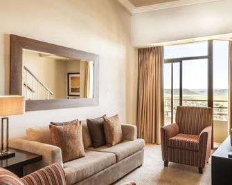 Spacious Good-Value Accommodation In Lesotho! Onsite Pool & Spa, Free Parking - Maseru - Wohnzimmer