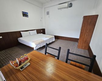 Apatuxay Vientiane Hostel - Vientiane - Soverom