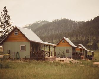 Black Hills Farmhouse, Guest House #1 - Custer - Edificio