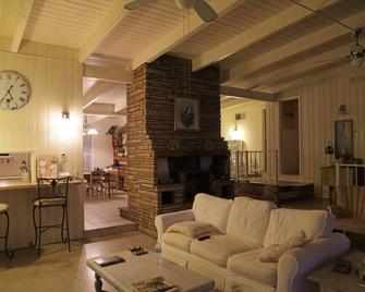 Lake Front House with Covered Boat Dock, Great Fishing, Pets, internet, canoe - Hernando - Sala de estar