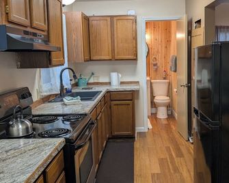 Charming updated 1-bedroom apartment in brilliant Midland with AC - Midland - Kuchnia