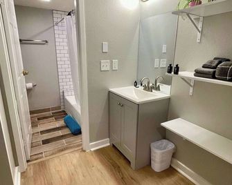 Aksarben Modern 1Bed ground level with parking - Omaha