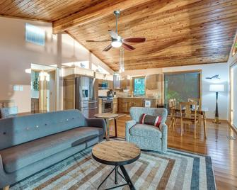 Waterfront Lancaster Cabin about 10 Mi to Kilmarnock! - Kilmarnock - Living room