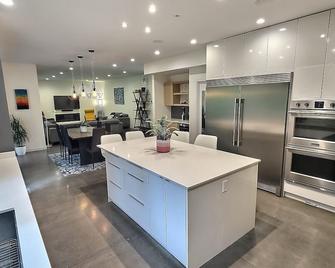 Modern House, Amazing Location: 4br, Sleeps 8, A/C, King + Queen Beds, Bike - Squamish - Kitchen