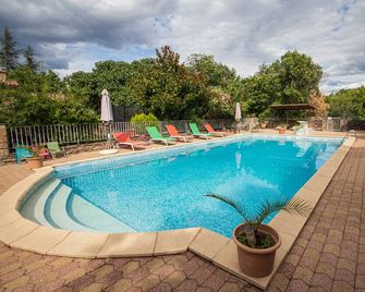 Gite sleeps 2/4 in the large XVIIIth century building of an estate with swimming pool - Gravières - Pool