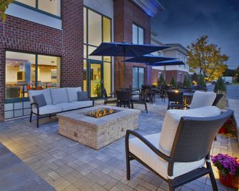 Holiday Inn Express & Suites Rochester-Victor By IHG - Victor - Innenhof