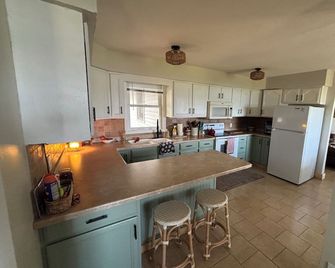 Lake house with Cabin feel! flat beach and great fishing! - Richmond - Kitchen