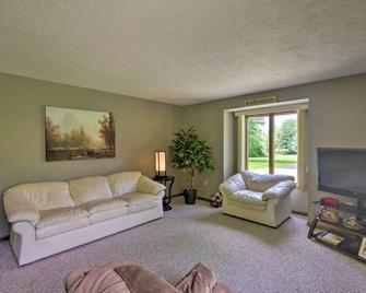 Charming Lewiston Apt 10 Miles to Niagara Falls! - Lewiston - Living room