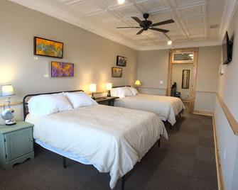 The Nuwray Hotel & Carriage House - Burnsville - Bedroom