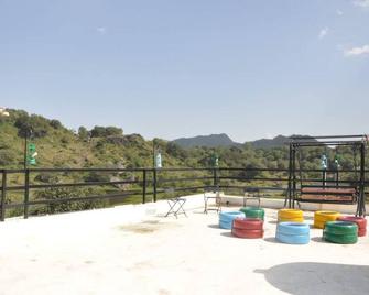 Escape to Tranquility: Family friendly Villa in the heart of the Hills! - Mount Abu - Balcony
