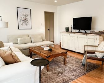 Chic wine country cottage and garden - Healdsburg - Living room