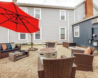 Downtown Tiny Home near Shenandoah National Park - New Market - Patio