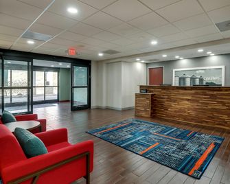 Hampton Inn & Suites St. Louis-Edwardsville - Glen Carbon - Front desk