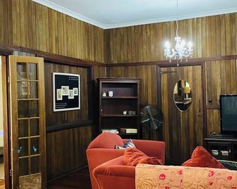 Rustic Cottage - peaceful retreat - Dawesville - Wohnzimmer