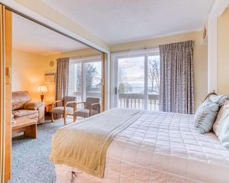 Lakeview condo with tennis, sauna, and a private beach - Gilford - Bedroom