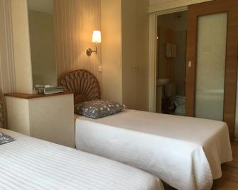 Logis Hotel Les Tilleuls - Lascelle - Bedroom