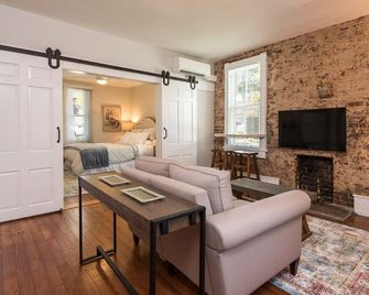 French Cottage Luxury Apartment | Perfect for Extended Stays in Downtown Belmont - Charlottesville - Living room