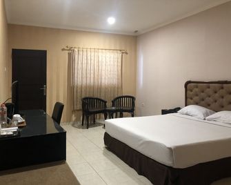 Hotel Sinar 3 - סוראבאיה - חדר שינה