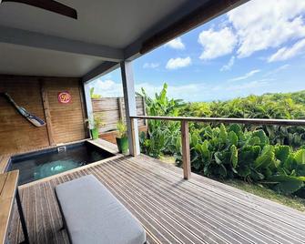 Cosy bungalow with modern comfort and serenity. Private pool and 1 bedroom - Grand-Bourg - Balcon