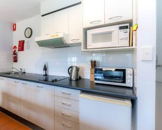 Condo 105 at Horizons Golf Resort - Salamander Bay Nsw - Salamander Bay - Kitchen