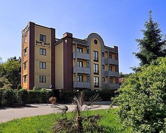 Ascot Lodging - Cardano al Campo - Gebäude