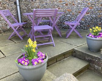 Very Cosy Comfy Cottage, 150yds from Holt centre with free Parking! Dog friendly - Holt - Patio