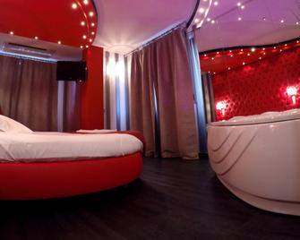 Carol Hotel - Piraeus - Bedroom