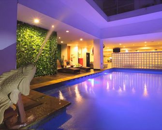 Maestro Hotel Pontianak - Pontianak - Piscine