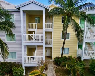 5 'J' Jus Chillin' Cozy 2-bedroom condo in Resorts World Bimini Community - Bailey Town - مبنى