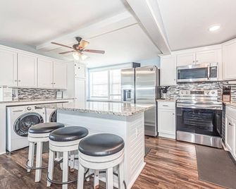 Waterfront! Amazing views! Minutes from Galveston and Kemah! - Hitchcock - Cozinha