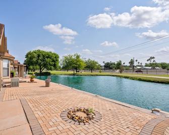 Golf, Quiet, king and Queen Suite, Winter Texans, Seasonal, Monthly Rentals - Harlingen - Alberca
