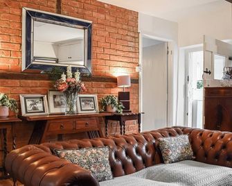 Burwood Cottage - Reading - Living room