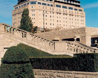 Crowne Plaza Niagara Falls-Fallsview - Niagara Falls - Building