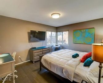 3BD Downtown Modern Home w Hot Tub & Grill - Colorado Springs - Schlafzimmer