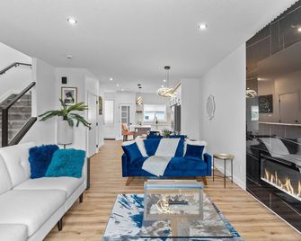 Luxurious Downtown Duplex Magnificent Stylish Modern Sleeps 7 - Edmonton - Living room
