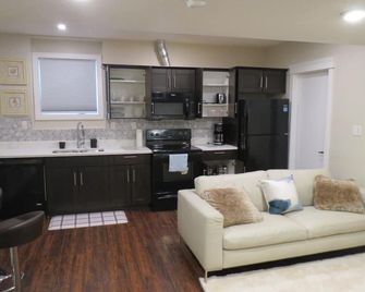 Platinum Suite in Exclusive Rosewood! Near Costco, Gas, Parks, Bank & Groceries - Saskatoon - Küche