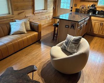 Bearadise Cabin on Moen Lake - Rhinelander - Living room