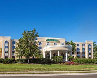 La Quinta Inn & Suites by Wyndham Sarasota Downtown - Sarasota - Building