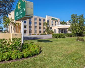 La Quinta Inn & Suites by Wyndham Sarasota Downtown - Sarasota - Building