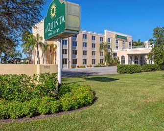 La Quinta Inn & Suites by Wyndham Sarasota Downtown - Sarasota - Edificio